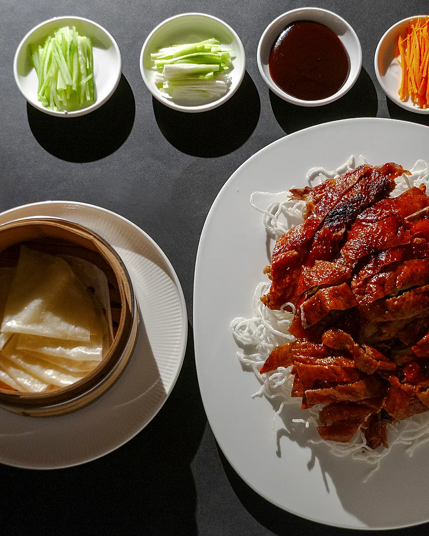 Anatra alla Pechinese con crêpe, cipollotto e salse, da Tao Modena