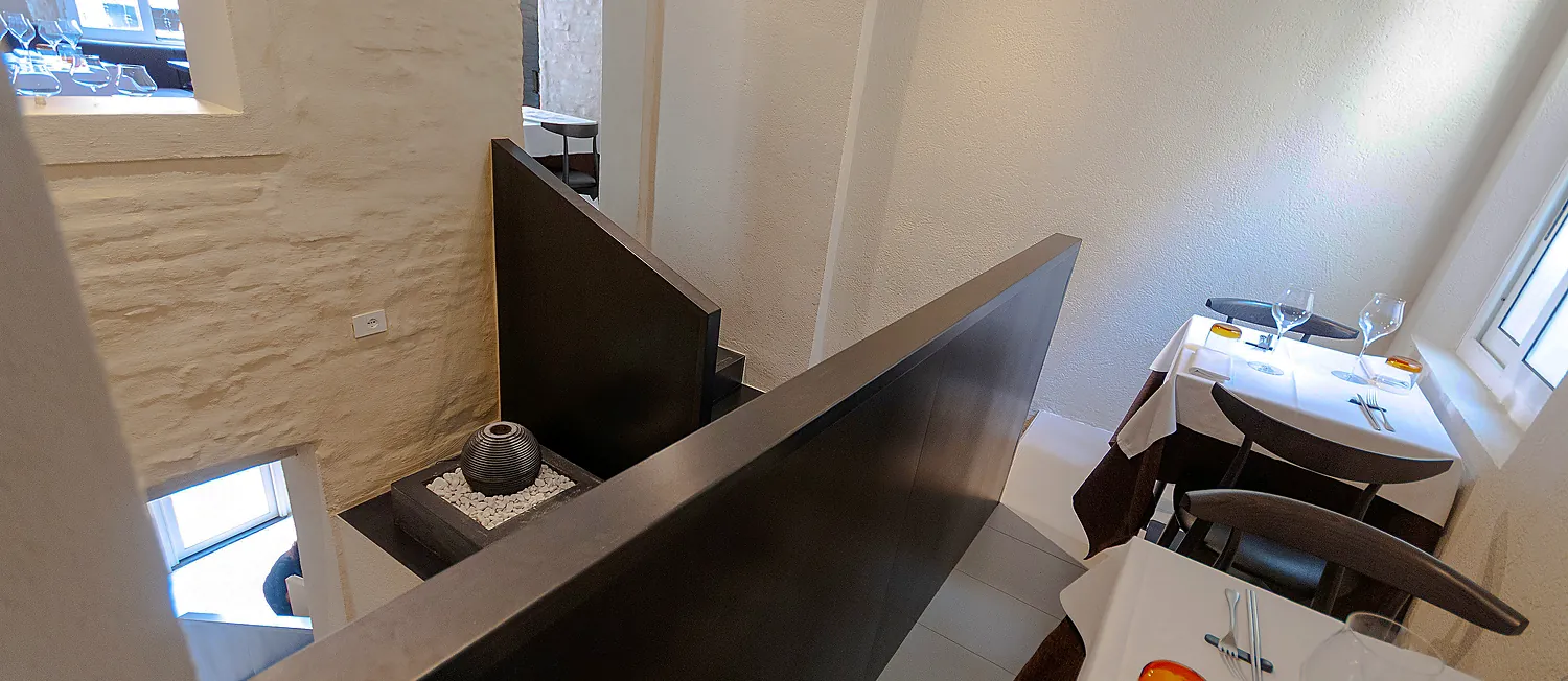 Dettaglio del bancone in pietra e legno di Tao