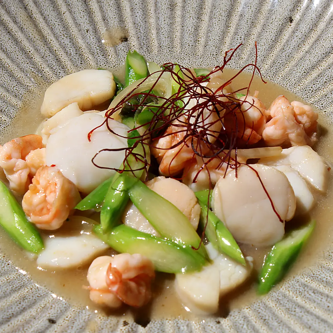 Capesante e gamberi saltati con asparagi da Tao Modena